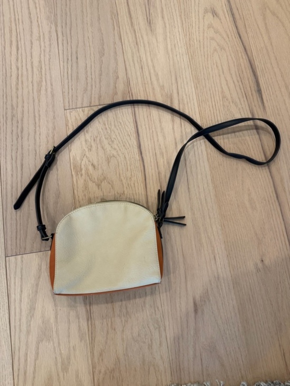 Universal Thread Crossbody Bag in Cream and Brown with Black Strap